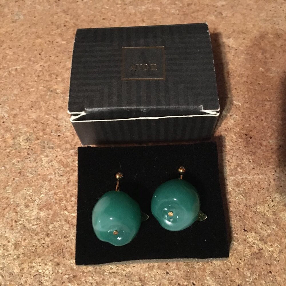 AVON APPLE A DAY GREEN DANGLE CLIP ON EARRINGS GOLD TONE WITH BOX
